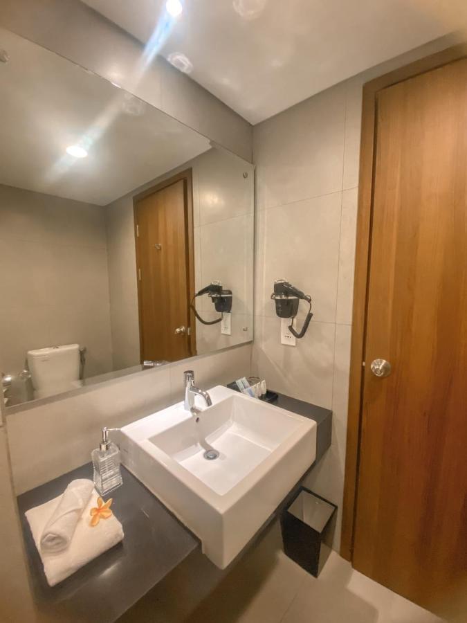 Bess Mansion Hotel Surabaya Wonotjolo Exterior foto